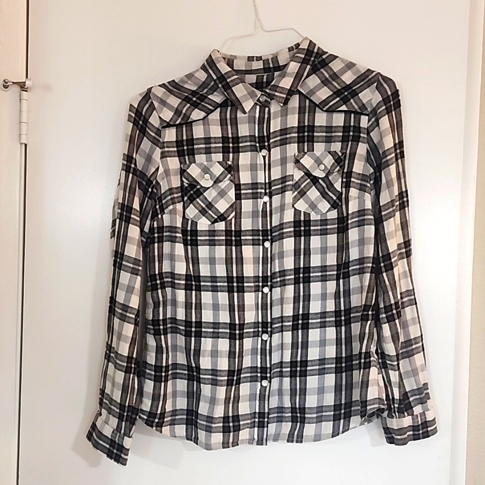 Cowgirl style long sleeve shirt, pearls style buttons